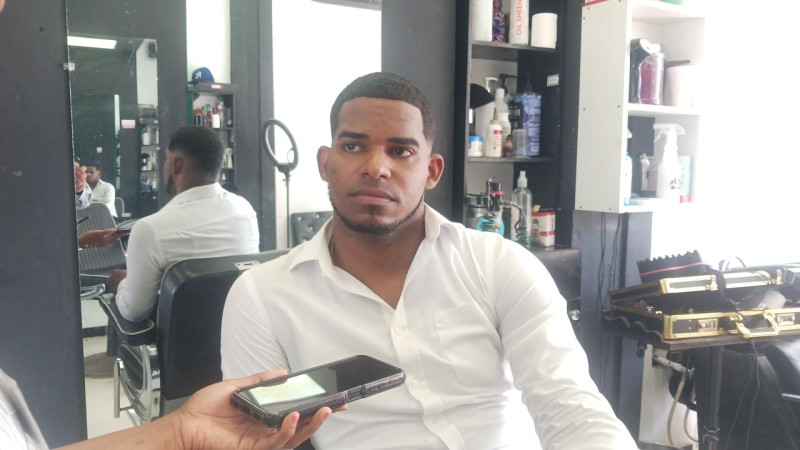 Daury David Santana, propietario de barbería donde ocurrió la confrontación con agentes de la Policia Nacional la madrugada del domingo.