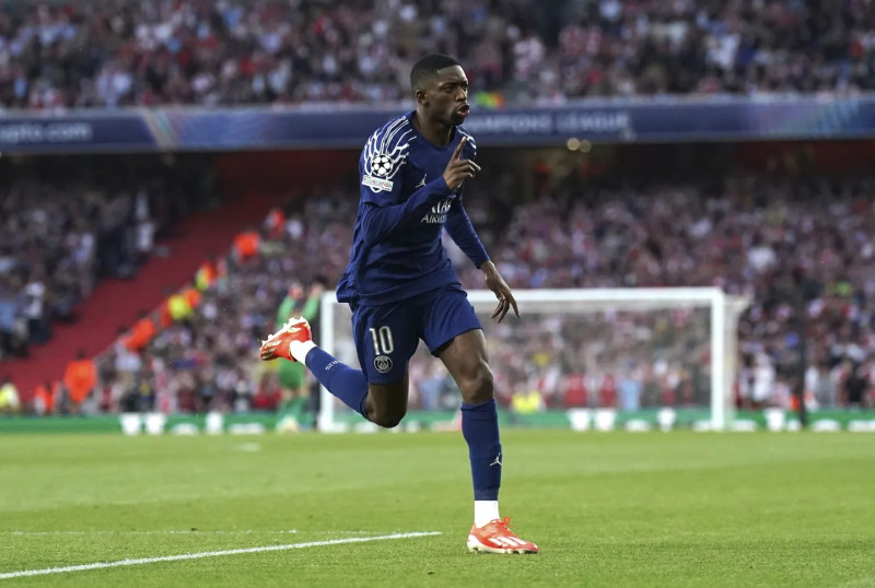 Ousmane Dembele celebra tras anotar un gol para el Paris Saint Germain en el partido contra Arsenal por las semifinales de la Liga de Campeones.
