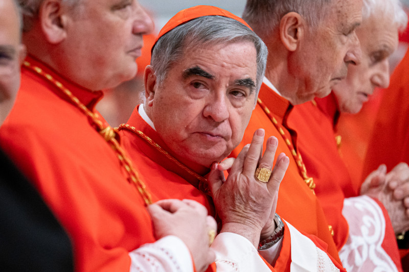El cardenal Giovanni Angelo Becciu asiste a un Consistorio Público Ordinario para la creación de nuevos cardenales en la Basílica de San Pedro del Vaticano el 7 de diciembre de 2024.