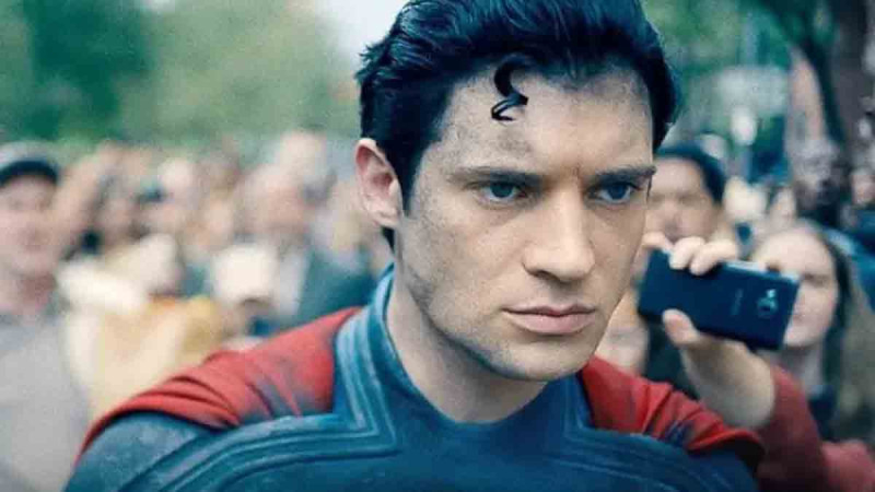 Esta imagen, publicada por Warner Bros. Pictures, muestra a David Corenswet en una escena de "Superman".