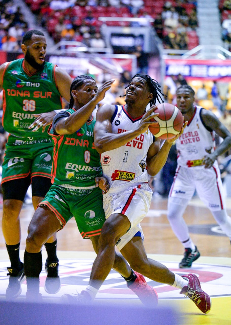 El armador Hysier Miller, refuerzo de Soles del Este, en acción en el TBS de Santiago.