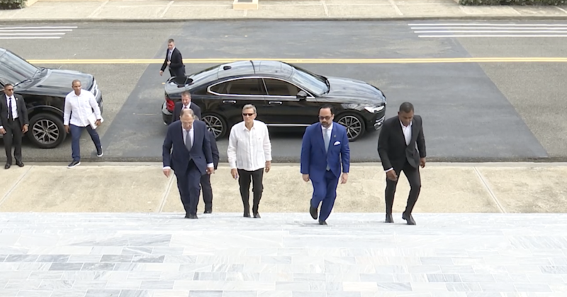 El canciller ruso Serguéi Lavrov sube las escalinatas del Palacio Nacional acompañado de su homólogo dominicano Roberto Álvarez.