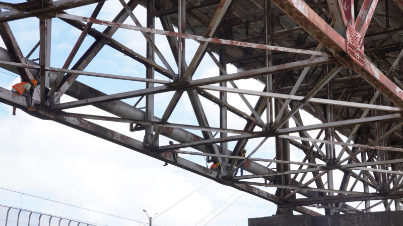 Varios trabajadores reparando el puente.