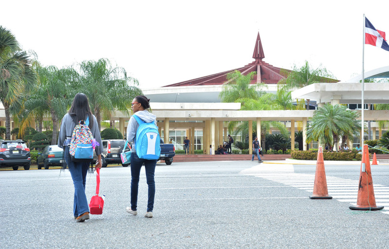 Psicólogos que estudiaron en el extranjero procuran revalidar sus títulos en la UASD.