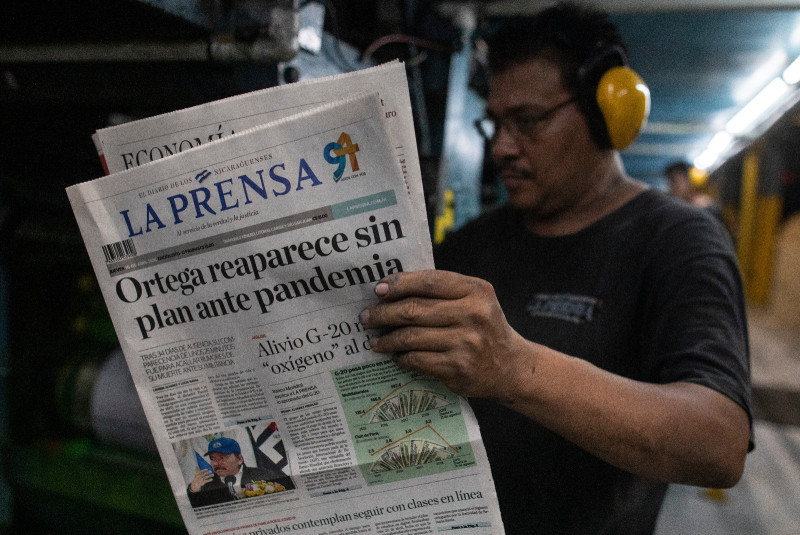 Un trabajador del periódico La Prensa revisa un periódico durante el proceso de impresión en Managua, en abril de 2020.