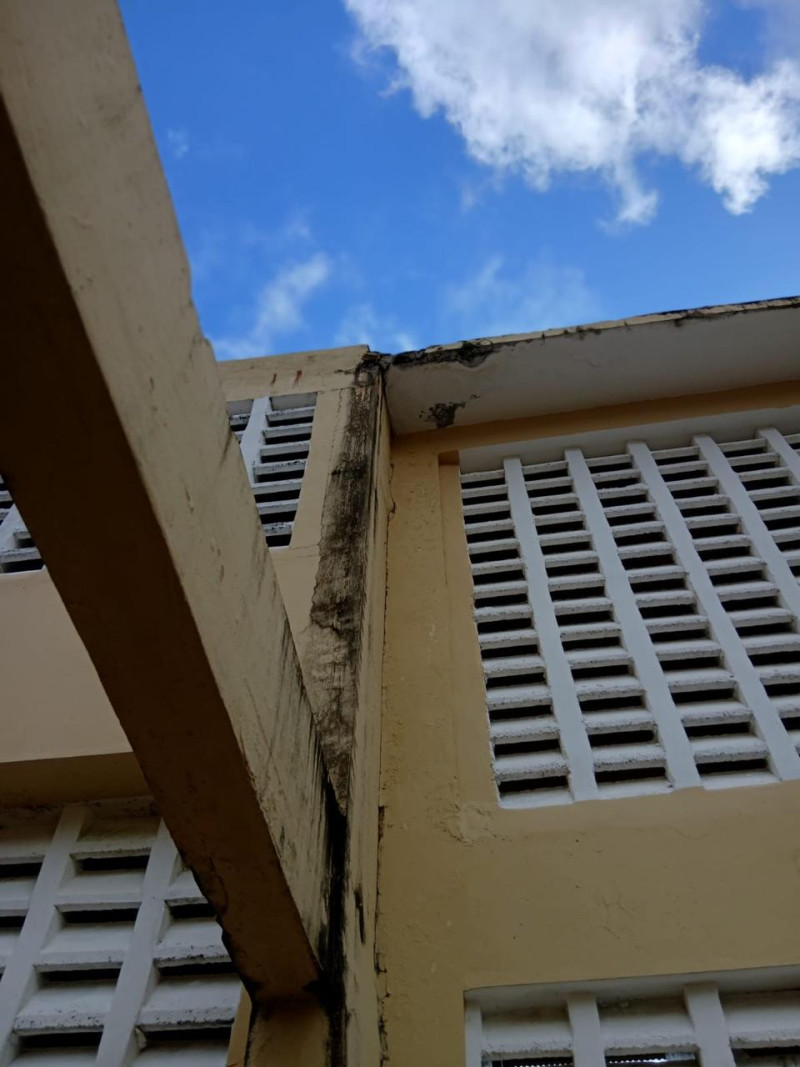 Una de las escuelas con grietas y filtraciones que necesita reparación.