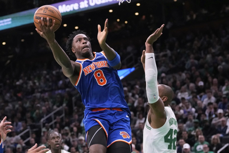 OG Anunoby, de los Knicks, se eleva en busca de un canasto sobre la defensa de Al Horford, de los Celtics, en el partido de anoche en el playoffs de la NBA.