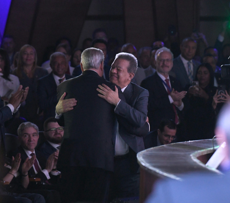 El presidente Luis Abinader se funde en un abrazo con el exmandatario Leonel Fernández, una señal de unidad bajo aplausos en la Aula Magna de la UASD.