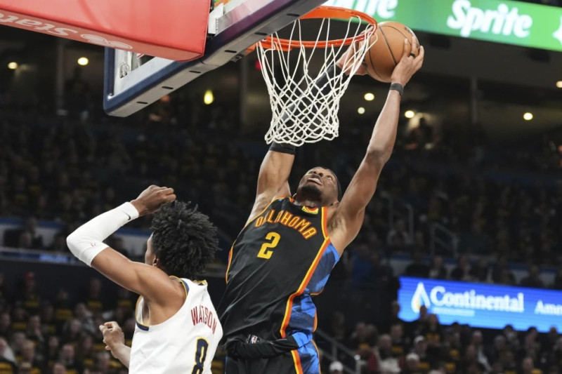 Shai Gilgeous-Alexander, del Thunder, salta para encestar frente a Peyton Watson, de los Nuggets, en el segundo encuentro de su serie de playoffs.