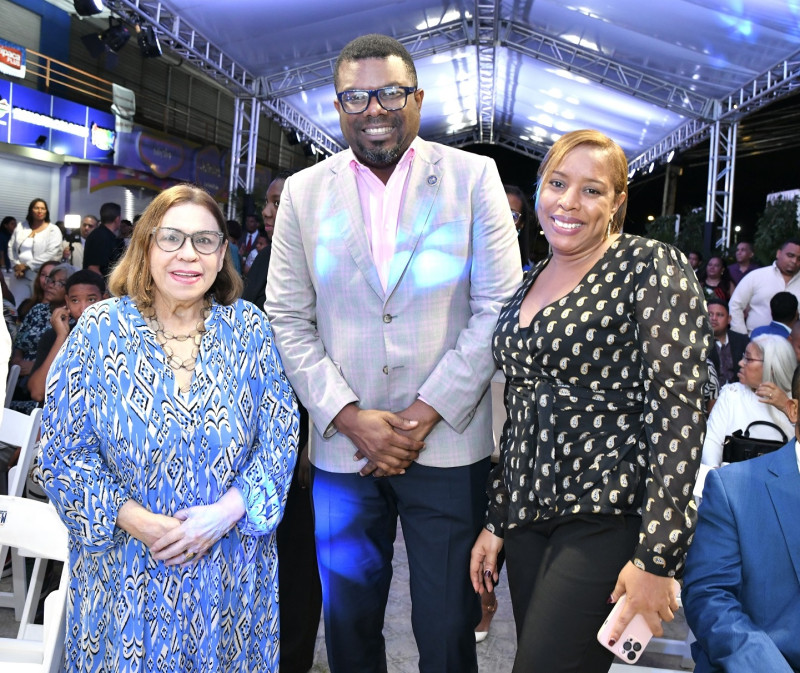 Sadraco Gaillard y Katty Montero Gaillard y Mirna Pimentel.