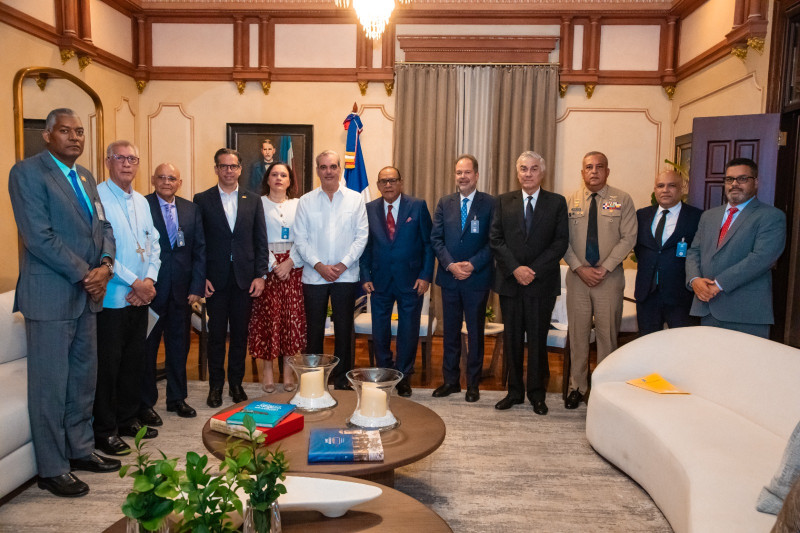 Miembros del Observatorio de Políticas Migratorias se reunieron con el presidente Luis Abinader en el Palacio Nacional.