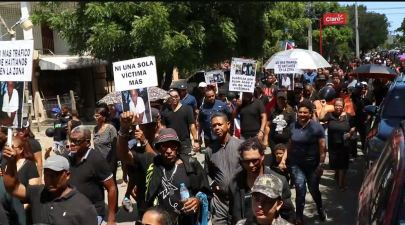 Comunitarios de Estero Hondo marchan contra el tráfico ilegal de haitianos