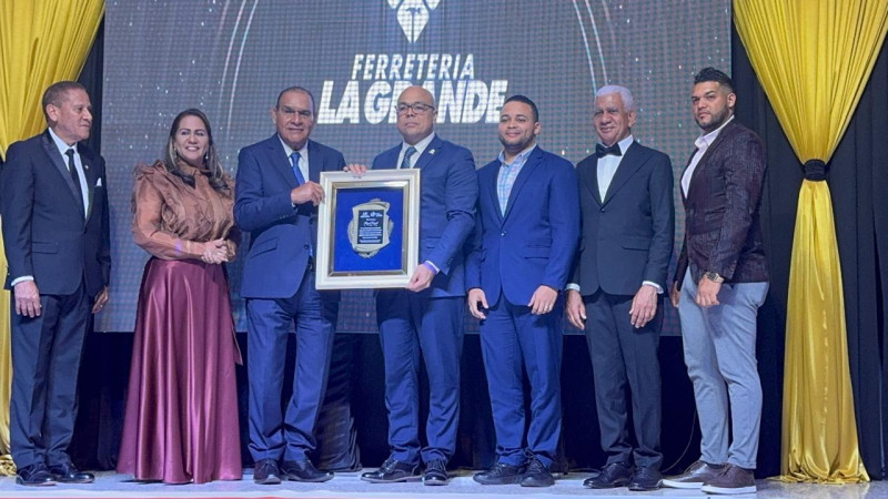 Momento en que fue entregado el reconocimiento al director de LISTÍN DIARIO, Miguel Franjul.