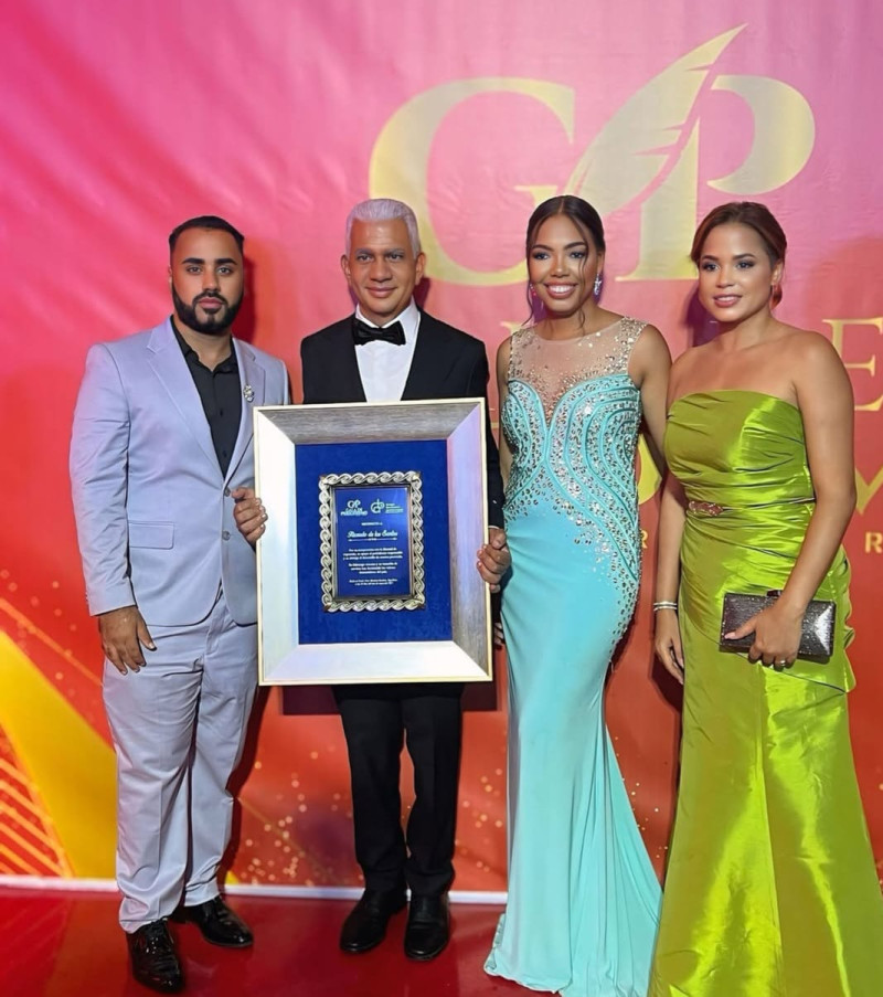 El Gran Galardón fue entregado al senador Ricardo de los Santos.