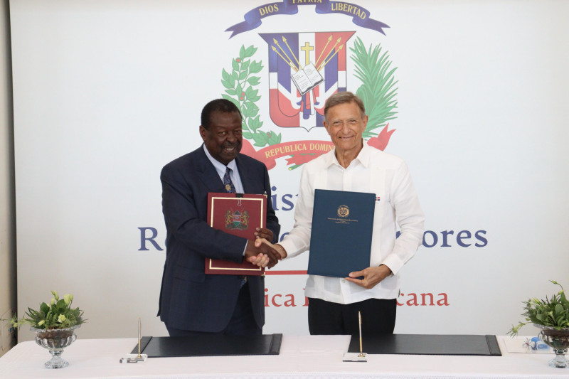 Los cancilleres Musalia Mudavadi, de Kenia, y Roberto Álvarez, de República Dominicana, se saludan tras firmar el acuerdo.