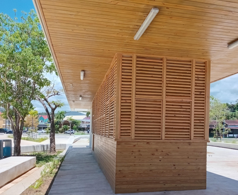 En el remozado malecón hay módulos para locales comerciales