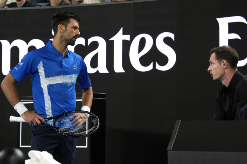 Novak Djokovic, a la izquierda, y su entrenador Andy Murray durante la primera ronda del Abierto de Australia, el 13 de enero de 2025.