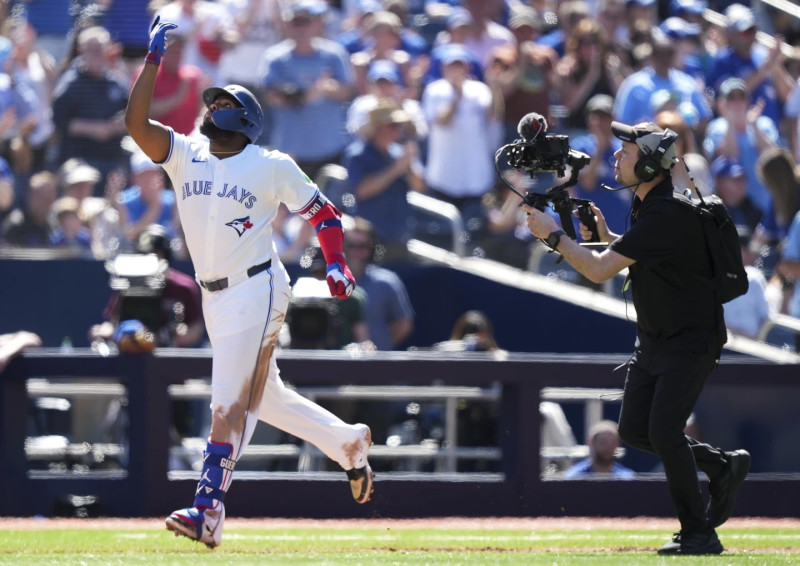 Vladimir Guerrero Jr. corre las bases tras pegar su jonrón.