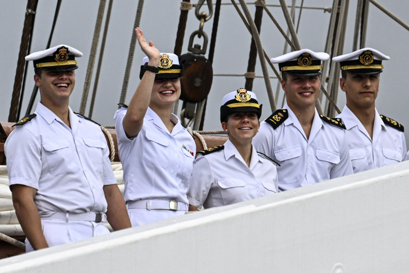La Princesa Heredera Leonor (2-i) saluda a bordo del buque escuela Juan Sebastián de Elcano a su llegada a la Terminal de Cruceros de Amador en la Ciudad de Panamá el 3 de mayo de 2025. (Foto: MARTIN BERNETTI / AFP)