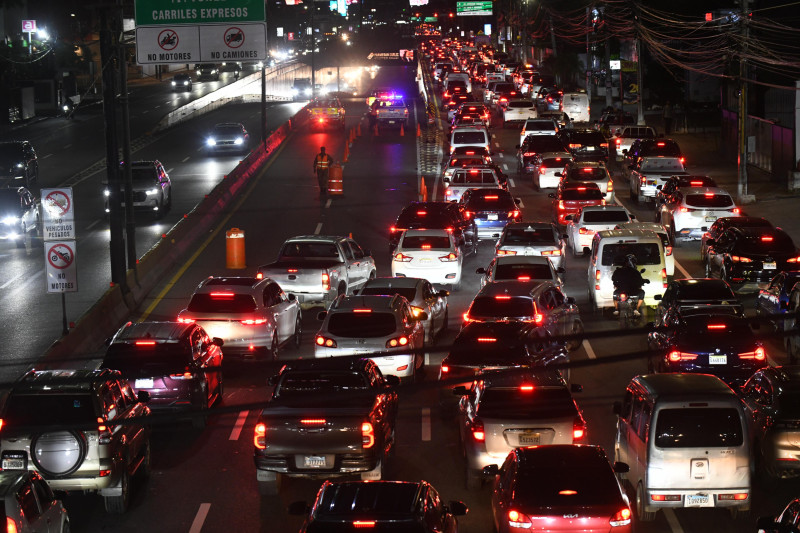 Taponamiento en la avenida 27 de Febrero por mantenimiento de túnel