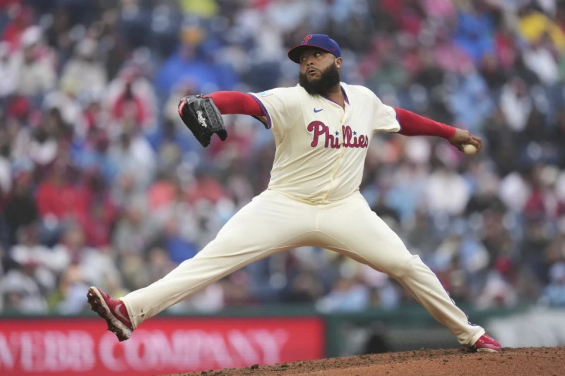 El cerrador José Alvarado, de los Filis, lanza en la octava entrada del primer juego de la doble cartelera ante los Cardenales el miércoles 14 de mayo del 2025.