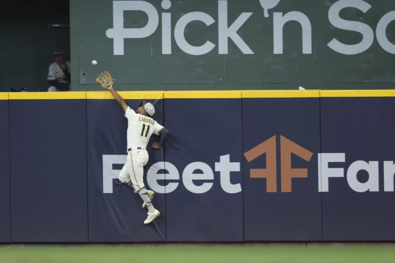 El jardinero de Milwaukee, Jackson Chourio, atrapa una pelota bateada por Royce Lewis, de los Mellizos, durante la octava entrada el domingo 18 de mayo de 2025.
