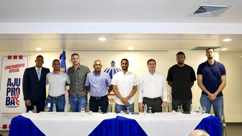 En la mesa principal, Saúl Mejía, Diego Moquete, Manuel Guzmán, José Esteban Borromé, Rayner Moquete, Pedro Chalas, Miguel Simón y Eloy Vargas.