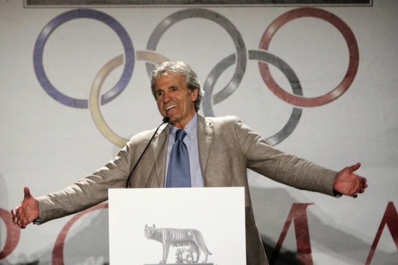 Nino Benvenuti, campeón de la división welter en los Juegos Olímpicos de Roma 1960, durante el acto del 50mo aniversario de esa justa, en Piazza del Campidoglio.