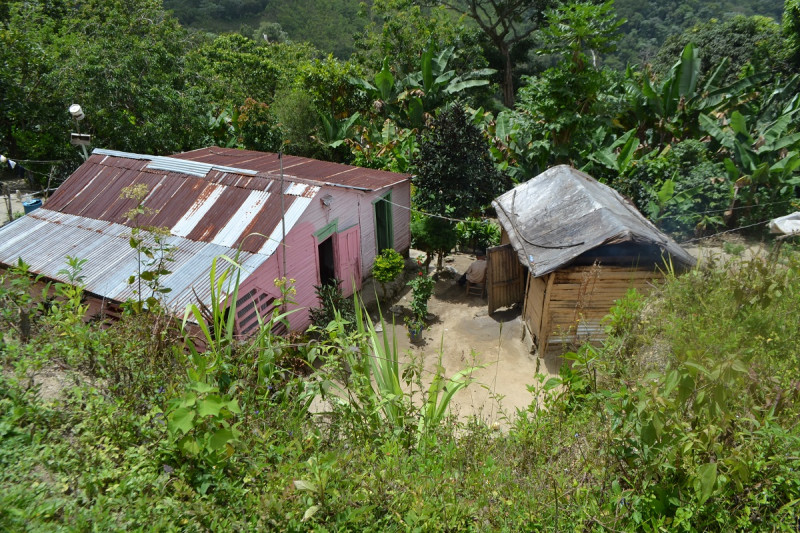 “Desligar lo que la biodiversidad de la parte social sería un gran error, porque los dos van combinados", expresa Ovidio. En la imagen: vivienda en los alrededores de la montaña La Humeadora, en San Cristóbal, en la vertiente sur de la cordillera Central.