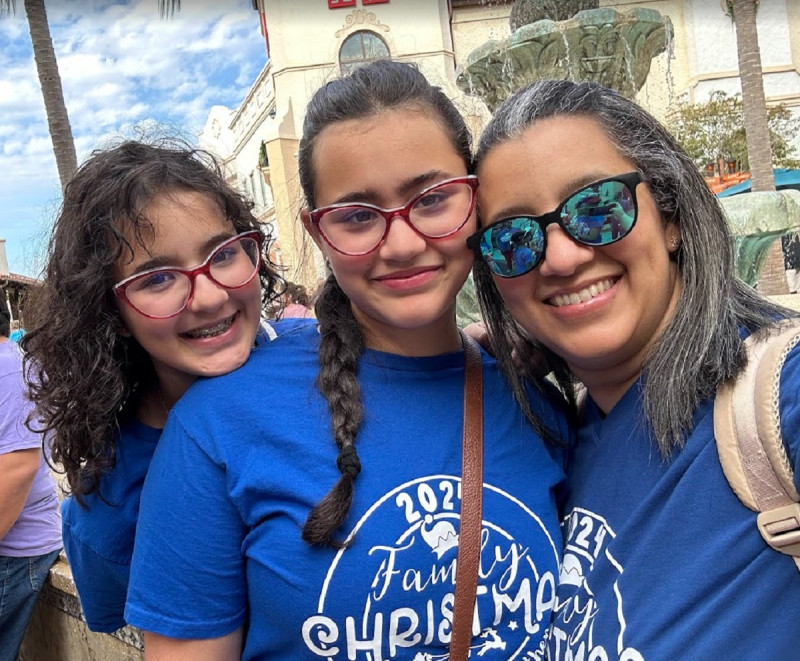 Michelle junto a sus dos niñas.