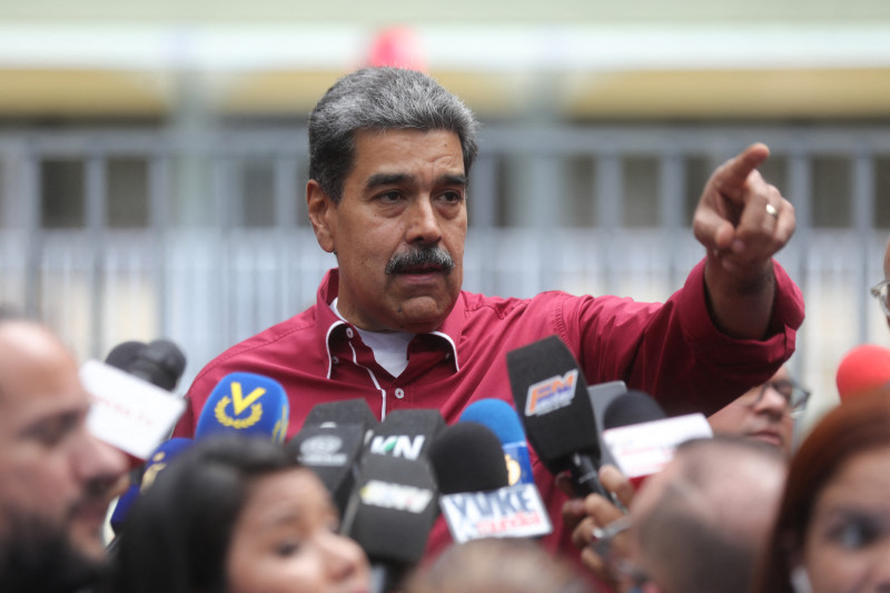Esta fotografía, difundida por la Presidencia de Venezuela, muestra al presidente Nicolás Maduro hablando con la prensa frente a un colegio electoral durante las elecciones regionales en Caracas el 25 de mayo de 2025. La baja participación electoral se registró el domingo en las elecciones a gobernador y parlamentarias de Venezuela, después de que la mayoría opositora llamara a la abstención en protesta por la controvertida reelección del presidente Nicolás Maduro. (Foto: Handout / Presidencia de Venezuela / AFP).