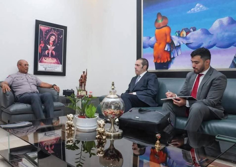 El director de la Policia, mayor general Ramón Antonio Guzmán Peralta recibió la visita oficial del embajador Omar Shehadeh, de los Emiratos Arabes..
