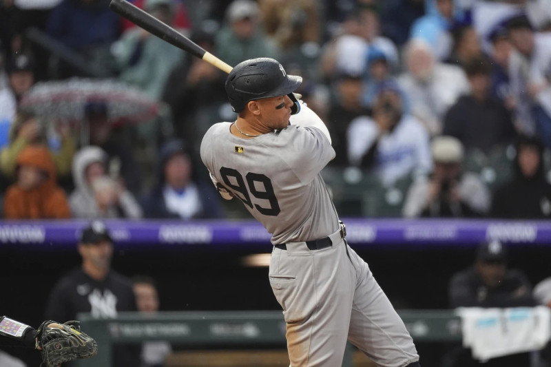 Aaron Judge pega doblete remolcador contra el relevista Jake Bird.