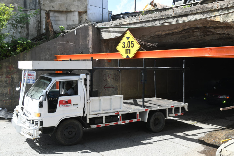 Camión queda atascado en puente de la Sirena