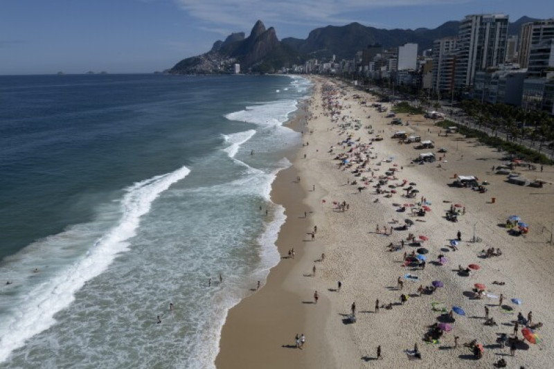Los bañistas se reúnen en el paseo marítimo de la playa de Ipanema en Río de Janeiro, el domingo 25 de mayo de 2025.