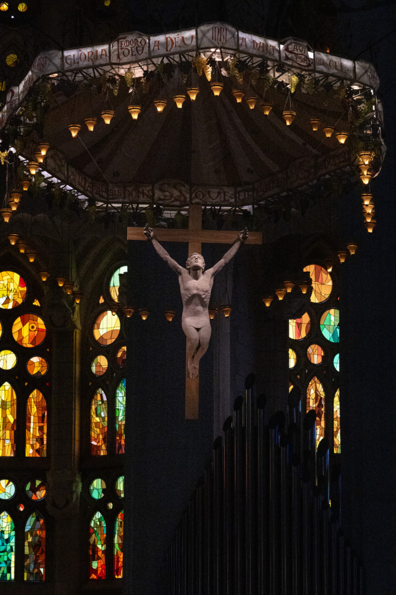 Escultura en bronce de Cristo crucificado