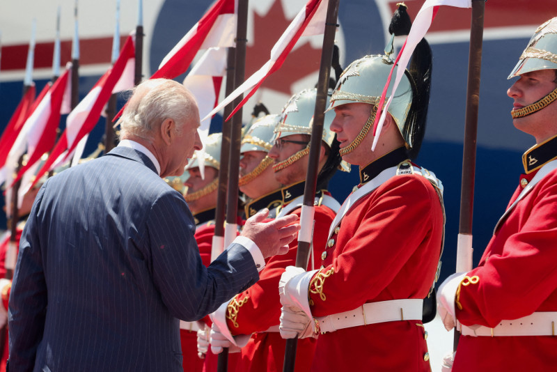 El rey Carlos III de Gran Bretaña pasa revista al guardia de embarque mientras se dirige a abordar un avión tras una visita de dos días a Ottawa, Canadá, el 27 de mayo de 2025.