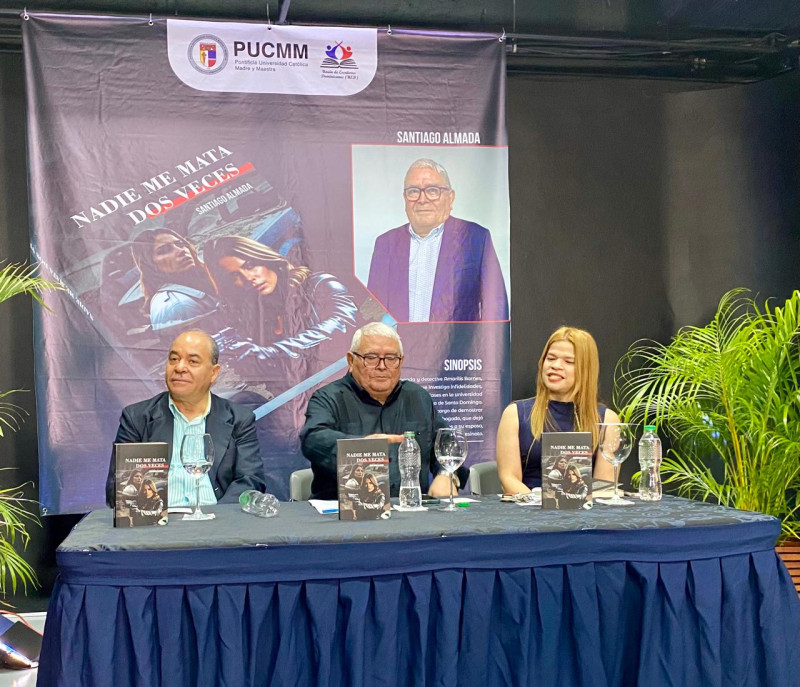 Santiago Almada en la puesta en circulación de su libro "Nadie me mata dos veces"