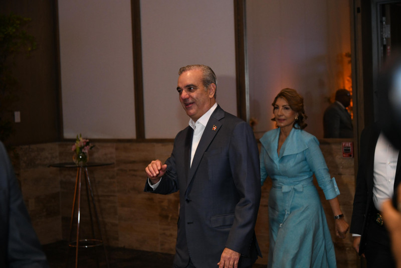 El presidente Luis Abinader al llegar a la actividad organizada por Habitat. Fue recibido por Cesarina Fabián, directora de Hábitat para la humanidad en República Dominicana