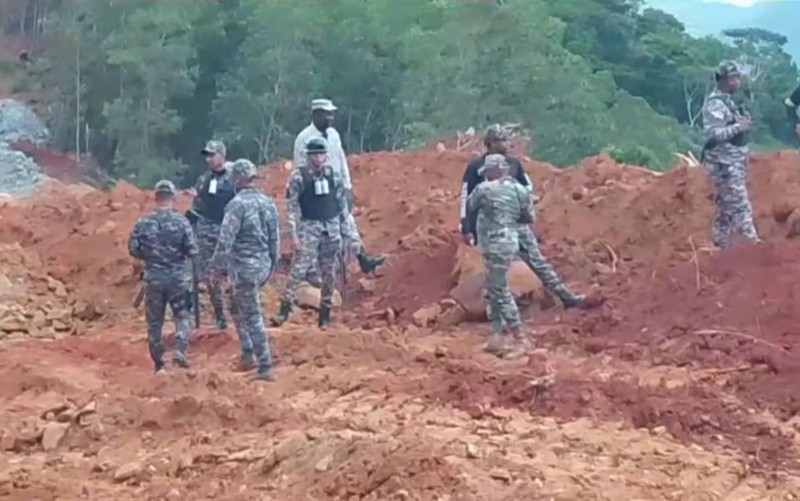 Más de 300 militares se presentaron la mañana de este miércoles en Zambrana, Cotuí, para permitir que los equipos continúen con el desmonte de árboles en la cabecera del río El Naranjo
