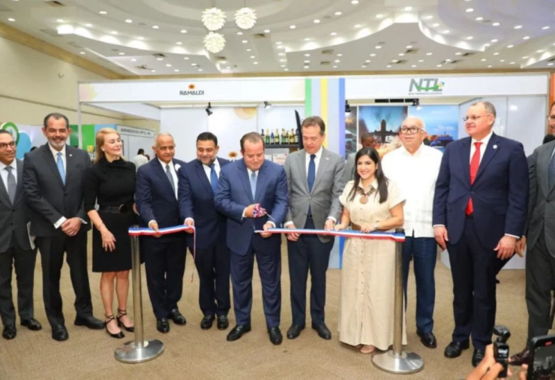 El ministro de la Presidencia, José Ignacio Paliza, y el ministro de Industria, Víctor -Ito- Bisonó encabezaron el acto de apertura de la feria.