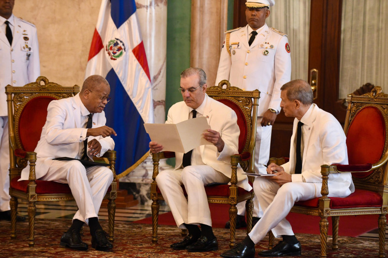 El embajador de Haití, Emmanuel Fritz Longchamp, entregó sus cartas credenciales al presidente Luis Abinader