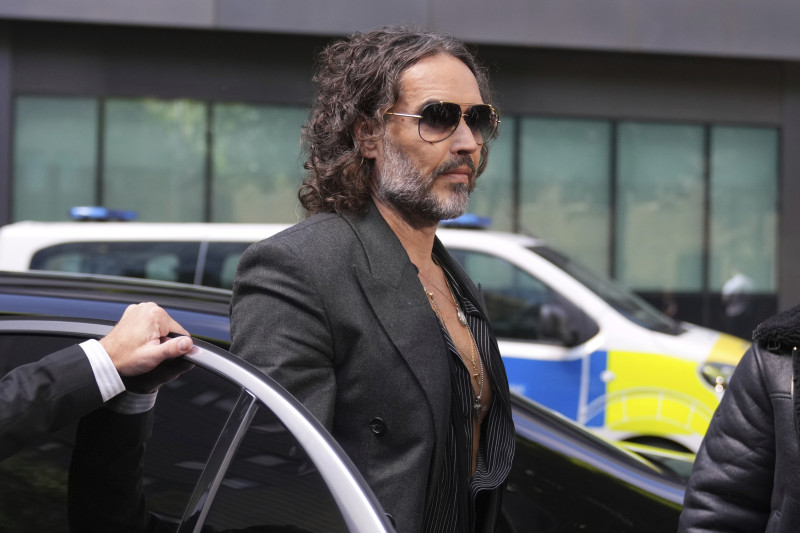 El cómico y actor inglés Russell Brand llega al tribunal de Southwark Crown, donde está acusado de violación y agresión sexual, en Londres, el 30 de mayo de 2025