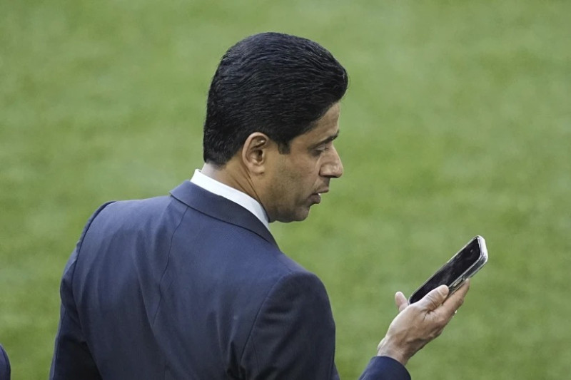 El presidente del PSG Nasser Al-Khelaifi revisa su teléfono móvil el día previo a la final de la Liga de Campeones contra el Inter de Milán.