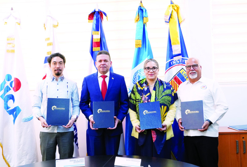 Representantes de las instituciones firman el convenio.