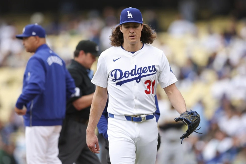 El lanzador de los Dodgers de Los Ángeles, Tyler Glasnow (31), sale durante la segunda entrada de un juego de béisbol contra los Piratas de Pittsburgh en Los Ángeles, el domingo 27 de abril.