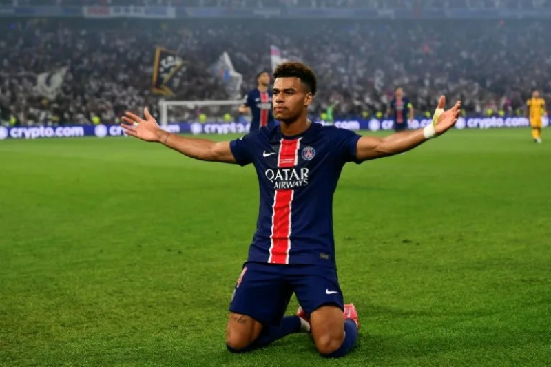 jugador del PSG Désiré Doué celebra su gol al Inter en la final de la Liga de Campeones.