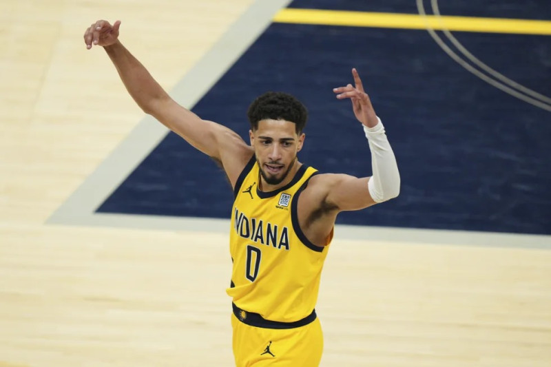 Tyrese Haliburton, base de los Pacers de Indiana, festeja un triple conseguido por su equipo en el sexto partido de la final de la Conferencia Este ante los Knicks de Nueva York.