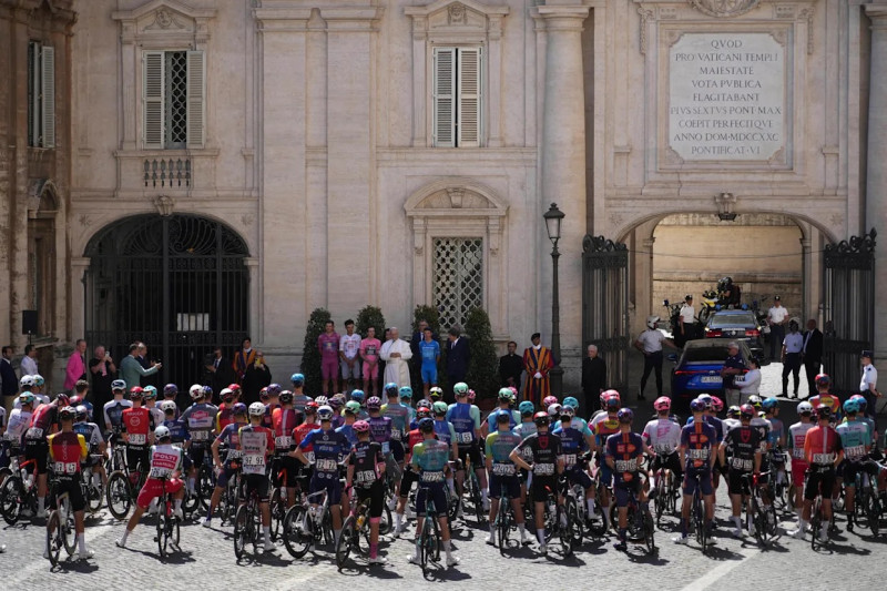 Flanqueado por los líderes Mads Pedersen de Dinamarca, Isaac Del Toro de México, Simon Yates del Reino Unido y Lorenzo Fortunato de Italia son bendecidos por el papa León XIV al inicio de la última etapa del Giro de Italia en el Vaticano.
