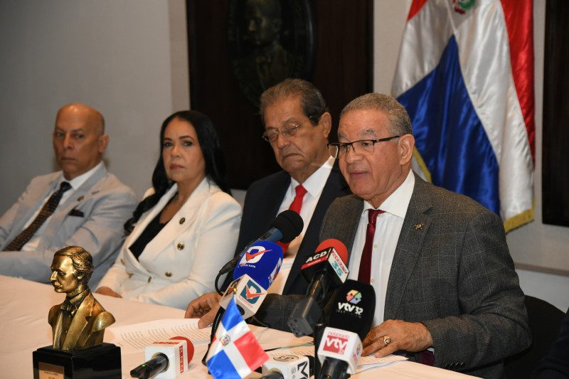 El presidente del Instituto Duartiano, Wilson Gómez Ramírez, en una rueda de prensa hablando del control migratorio